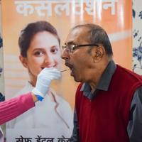 delhi, índia - 19 de novembro de 2022 - close-up de dentista feminina fazendo check-up odontológico de rotina para paciente, paciente deitado na cadeira no check-up anual de saúde, dentista fazendo check-up odontológico para paciente foto