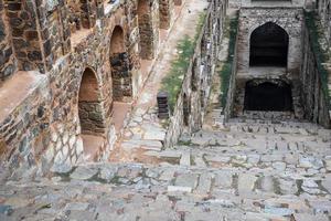 agrasen ki baoli passo bem situado no meio de connaught colocado nova deli índia, antiga construção de arqueologia antiga foto