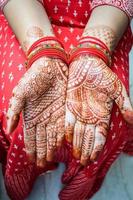 mulher bonita vestida como tradição indiana com desenho de henna mehndi em ambas as mãos para celebrar o grande festival de karwa chauth, celebrações de karwa chauth por mulher indiana para o marido foto