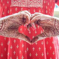 mulher bonita vestida como tradição indiana com desenho de henna mehndi em ambas as mãos para celebrar o grande festival de karwa chauth, celebrações de karwa chauth por mulher indiana para o marido foto