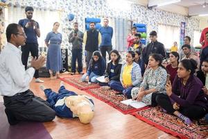 delhi, índia - 19 de novembro de 2022 - manequim humano deitado no chão durante o treinamento de primeiros socorros - ressuscitação cardiopulmonar. curso de primeiros socorros em manequim cpr, conceito de treinamento de primeiros socorros cpr foto