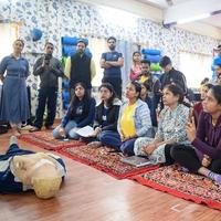 delhi, índia - 19 de novembro de 2022 - manequim humano deitado no chão durante o treinamento de primeiros socorros - ressuscitação cardiopulmonar. curso de primeiros socorros em manequim cpr, conceito de treinamento de primeiros socorros cpr foto