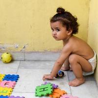 menino bonitinho shivaay sapra na varanda de casa durante o verão, sessão de fotos de menino doce durante a luz do dia, menino curtindo em casa durante sessão de fotos