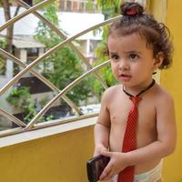 menino bonitinho shivaay sapra na varanda de casa durante o verão, sessão de fotos de menino doce durante a luz do dia, menino curtindo em casa durante sessão de fotos