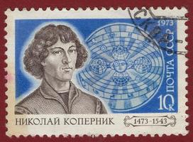 urss - cerca de 1973 selo postal ussr 1973 nikolai copernicus 1473-1543 retrato contra um mapa azul do céu estrelado foto