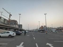 medina, arábia saudita, dezembro de 2022 - uma bela vista diurna das estradas e edifícios de medina, arábia saudita. foto