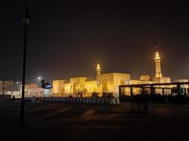 uma bela visão noturna da mesquita saided al shuhada em medina, arábia saudita. foto