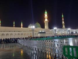 bela vista de masjid al-nabawi, medina, arábia saudita em luzes noturnas. foto