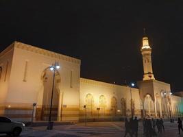 uma bela visão noturna da mesquita saided al shuhada em medina, arábia saudita. foto