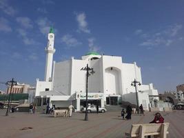 medina, arábia saudita, dezembro de 2022 - bela vista da mesquita bilal em medina, arábia saudita. a mesquita bilal está localizada a alguma distância de masjid al-nabawi. foto