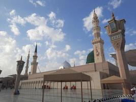 bela vista diurna da mesquita do profeta - masjid al nabawi, medina, arábia saudita. foto