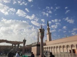 medina, arábia saudita, dezembro de 2022 - durante o dia, peregrinos de todo o mundo se reúnem no pátio externo de masjid al nabawi, madinah, arábia saudita. foto