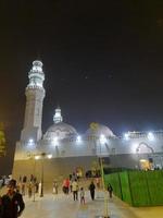 medina, arábia saudita, dezembro de 2022 - bela visão noturna da mesquita quba, a primeira mesquita do islã em medina, arábia saudita. foto