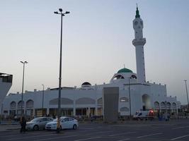 medina, arábia saudita, dezembro de 2022 - bela vista da mesquita bilal em medina, arábia saudita. a mesquita bilal está localizada a alguma distância de masjid al-nabawi. foto