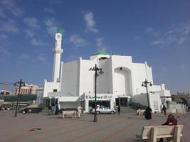 medina, arábia saudita, dezembro de 2022 - bela vista da mesquita bilal em medina, arábia saudita. a mesquita bilal está localizada a alguma distância de masjid al-nabawi. foto