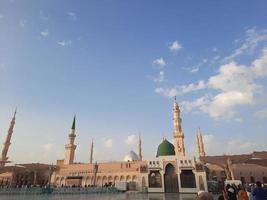 bela vista diurna de masjid al nabawi, cúpula verde de medina, minaretes e pátio da mesquita. foto