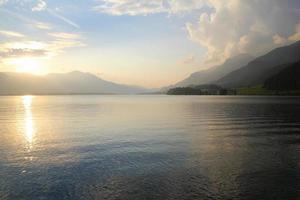 viajar para sankt-wolfgang, áustria. a vista sobre o lago com as montanhas ao fundo no dia ensolarado. foto