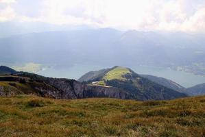 viajar para sankt-wolfgang, áustria. a vista sobre as montanhas e um lago nas nuvens. foto