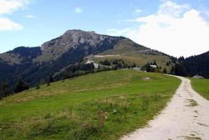 viajar para sankt-wolfgang, áustria. a estrada entre os campos nas montanhas. foto