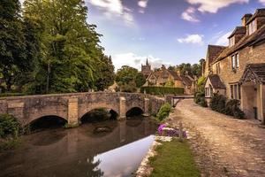 cidade velha de cotswolds do castelo combe, inglaterra. foto