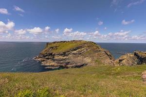 a lendária cidade antiga de tintagel na cornualha, inglaterra. foto