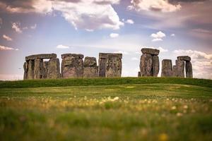 antigas ruínas do local druida de stonehenge na planície de salisbury, inglaterra. foto