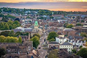 pôr do sol na cidade medieval de winchester em wessex, inglaterra. foto