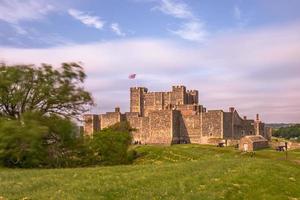 o poderoso castelo de dover em kent, inglaterra. foto