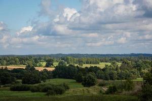 paisagens letãs de verão com nuvens foto