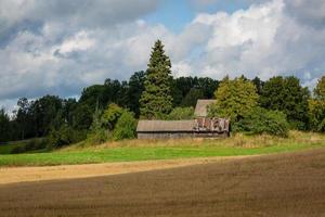 paisagens letãs de verão com nuvens foto