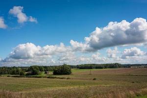 paisagens letãs de verão com nuvens foto