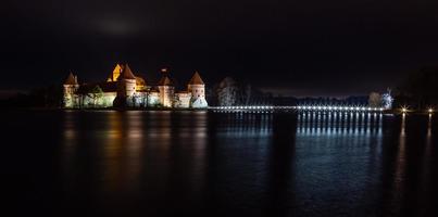 castelo trakai à noite foto