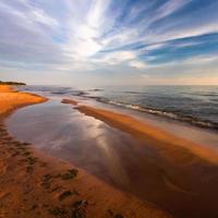 paisagens de verão do mar báltico ao pôr do sol foto