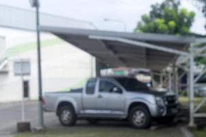 foto desfocada, imagem desfocada, caminhonete e carros estacionando ordenadamente no estacionamento da loja de departamentos, estacionamento em área aberta com telhado