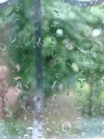 dias chuvosos gotas de chuva na superfície da janela foto