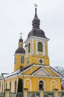 igreja luterânica amarela na estônia foto