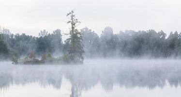 paisagens do lago da letônia no verão foto