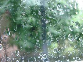 dias chuvosos gotas de chuva na superfície da janela foto