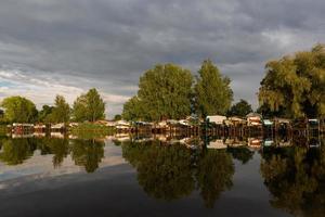 paisagens do lago da letônia no verão foto