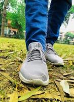 closeup de sapatos de um homem em pé ao ar livre foto