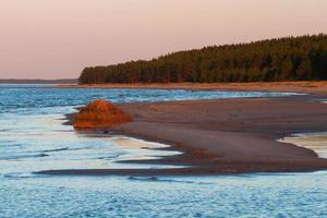 paisagens de verão do mar báltico ao pôr do sol foto