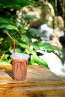 milk-shake de chocolate gelado na mesa foto