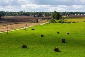 paisagens letãs de verão com nuvens foto