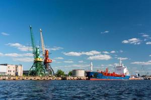 vistas dos arredores de riga de daugava foto