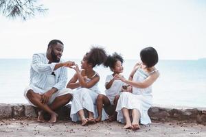 feliz família afro-americana curtindo e se divertindo juntos. atividade ao ar livre foto