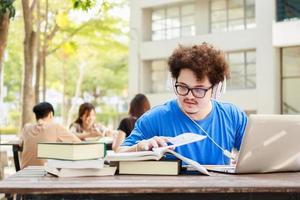 estudante de juventude e educação de tutoria com o conceito de aprendizagem de tecnologia. foto