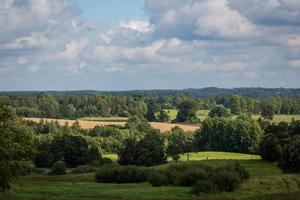 paisagens letãs de verão com nuvens foto