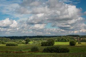 paisagens letãs de verão com nuvens foto