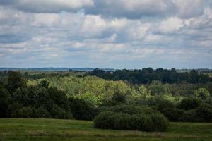 paisagens letãs de verão com nuvens foto