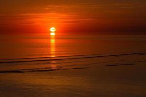 paisagens de verão do mar báltico ao pôr do sol foto